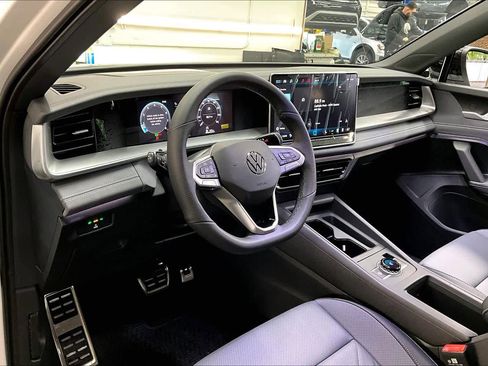 New 2026 Volkswagen Tiguan SE R-Line image 8