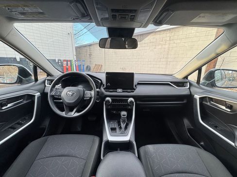Used 2025 Toyota RAV4 XLE image 32