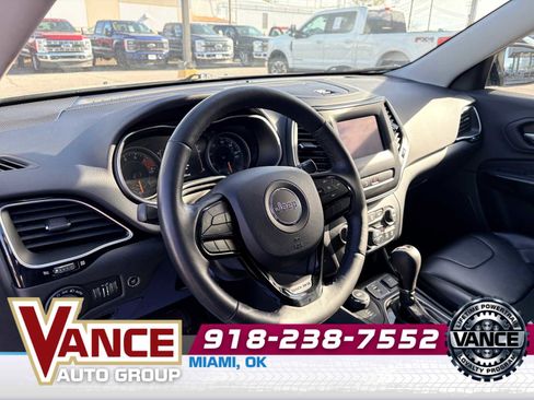 Used 2019 Jeep Cherokee Latitude Plus AWD/4WD image 12