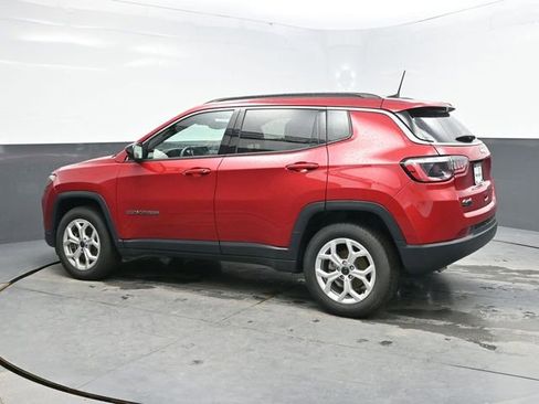Used 2025 Jeep Compass Latitude AWD/4WD image 4