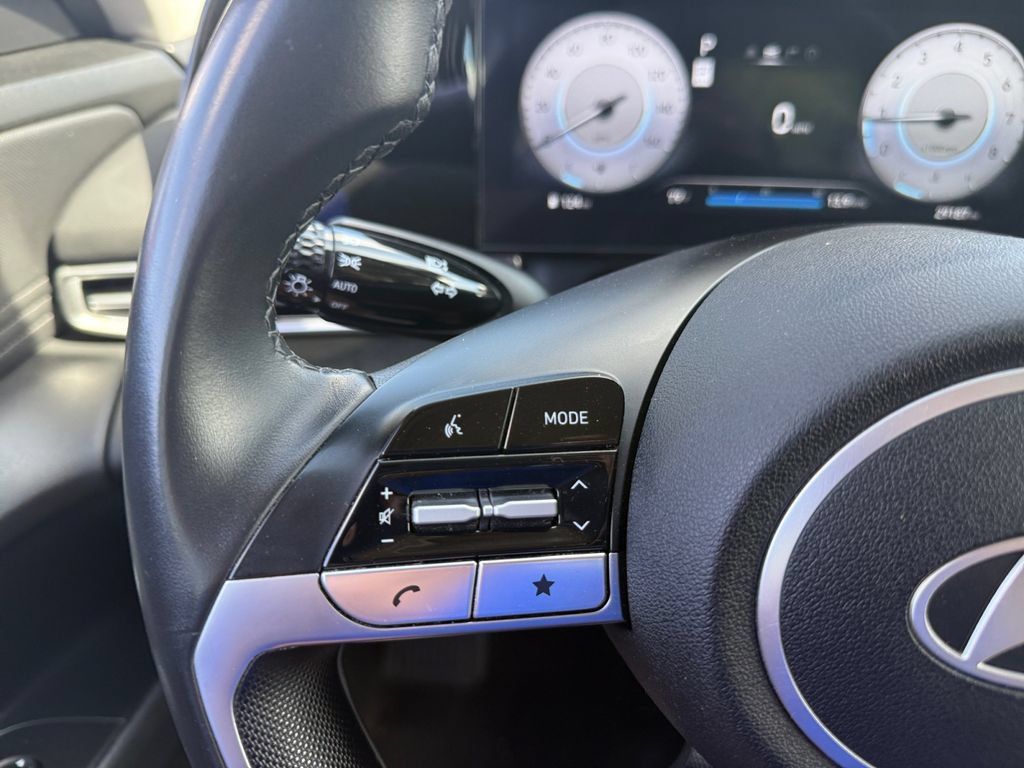 Used 2025 Hyundai Elantra Limited FWD image 18