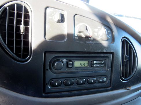 Used 2001 Ford E-150 and Econoline 150 image 12