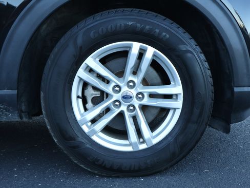 Used 2021 Ford Explorer XLT w/ Equipment Group 202A AWD/4WD image 28