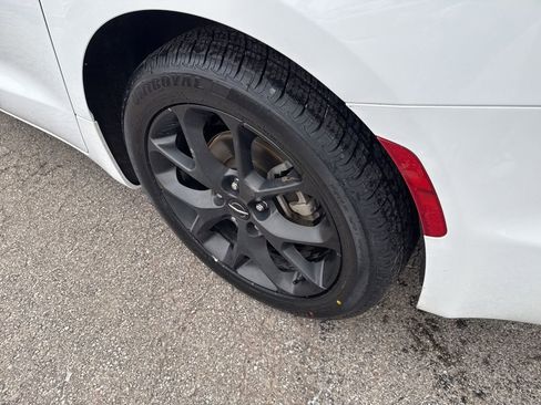 Used 2025 Chrysler Pacifica Limited image 27