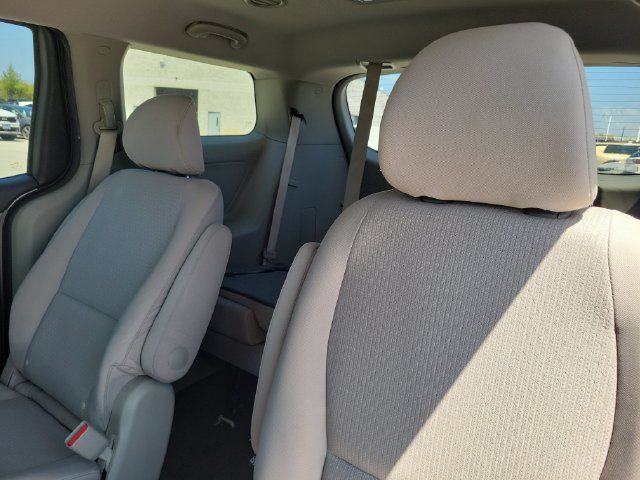 Used 2018 Kia Sedona L FWD image 11