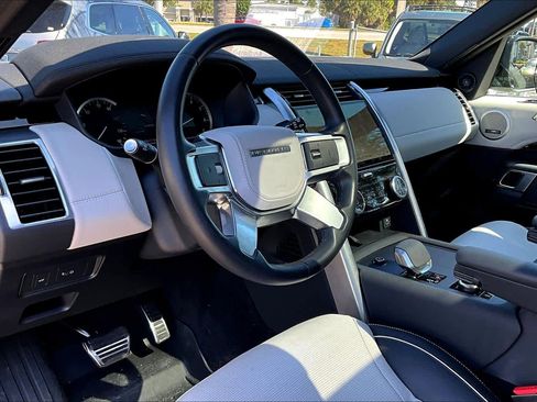 Used 2023 Land Rover Discovery Metropolitan Edition image 17