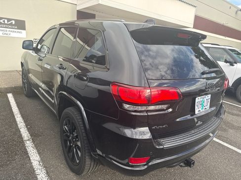 Used 2018 Jeep Grand Cherokee Altitude AWD/4WD image 4