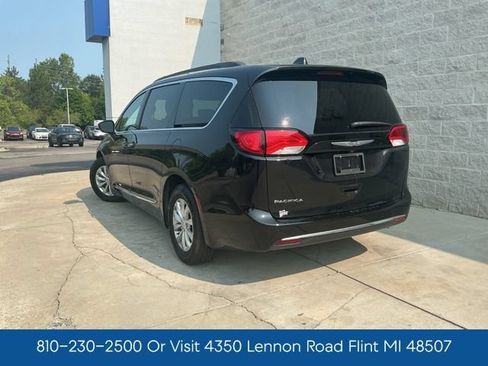 Used 2017 Chrysler Pacifica Touring-L FWD image 9