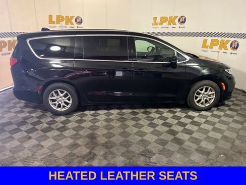 Used 2025 Chrysler Pacifica Select FWD image 2