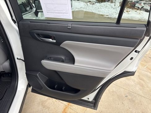 Used 2022 Toyota Highlander XLE image 32
