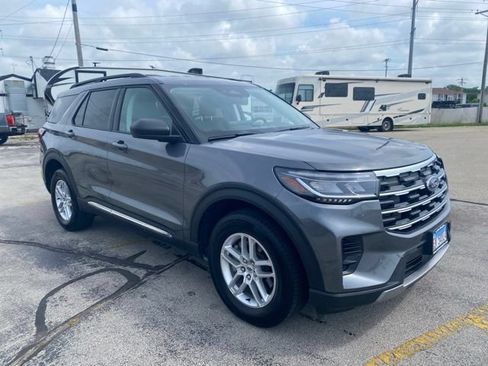 Used 2025 Ford Explorer Active AWD/4WD image 3