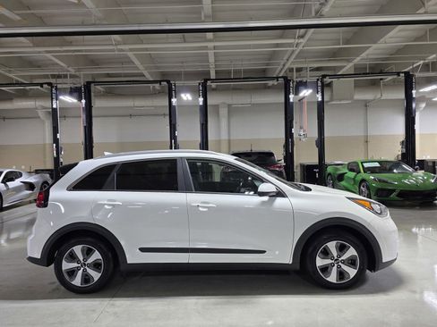 Used 2018 Kia Niro LX image 8