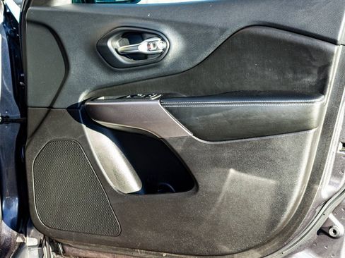 Used 2019 Jeep Cherokee Latitude Plus image 18