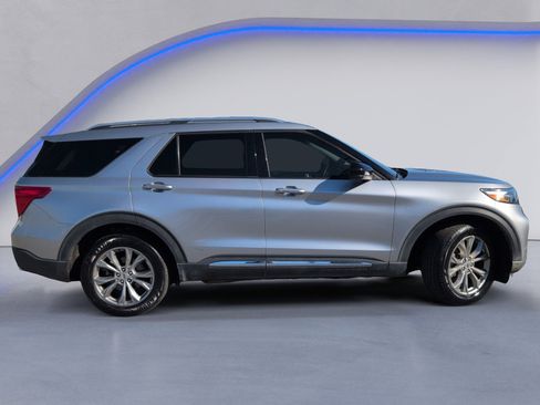 Used 2023 Ford Explorer Limited image 3