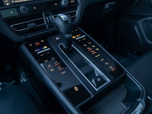 Certified 2025 Porsche Macan AWD/4WD image 14