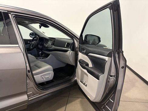 Used 2017 Toyota Highlander XLE AWD/4WD image 38