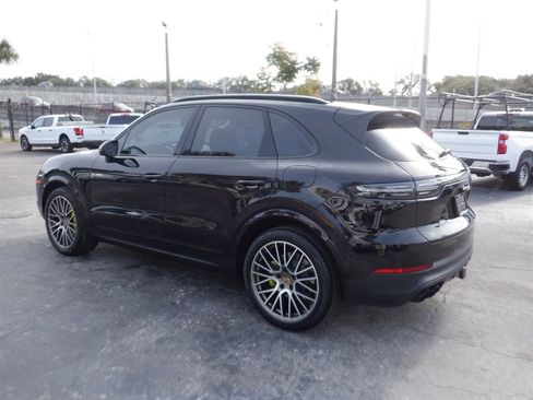 Used 2023 Porsche Cayenne Platinum Edition image 3