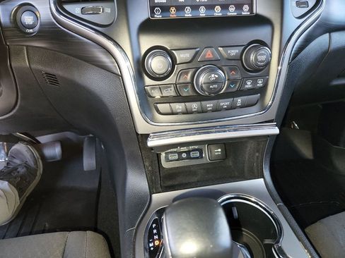 Used 2020 Jeep Grand Cherokee Laredo image 20