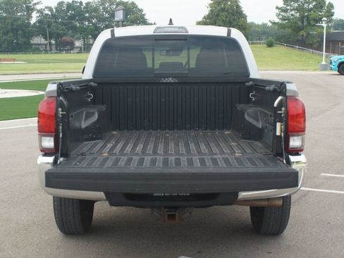 Used 2020 Toyota Tacoma SR5 RWD image 15