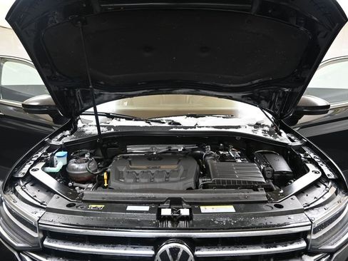 Certified 2023 Volkswagen Tiguan SE image 9