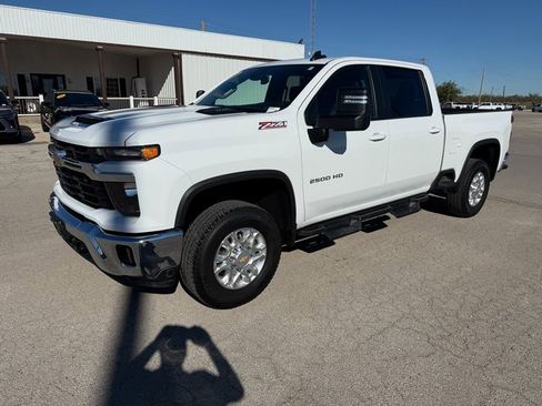 Used 2024 Chevrolet Silverado 2500 LT image 2