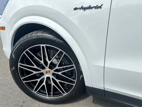 Certified 2025 Porsche Cayenne E-Hybrid Coupe AWD/4WD image 19