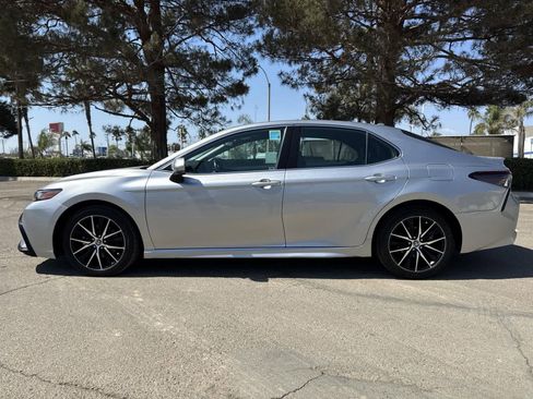Used 2022 Toyota Camry SE image 5