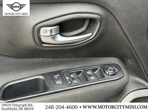 Used 2018 Jeep Renegade Latitude w/ Popular Equipment Group FWD image 19