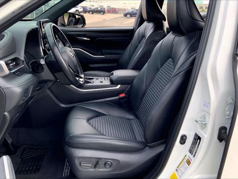 Used 2021 Toyota Highlander XSE FWD image 8