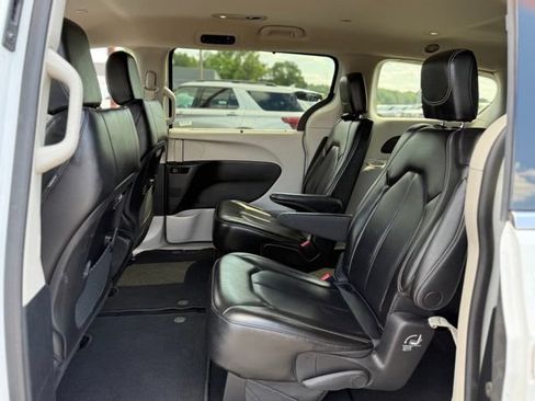 Used 2023 Chrysler Pacifica Touring-L FWD image 14
