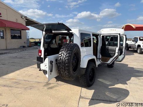 Used 2016 Jeep Wrangler Unlimited Sahara w/ Connectivity Group AWD/4WD image 27