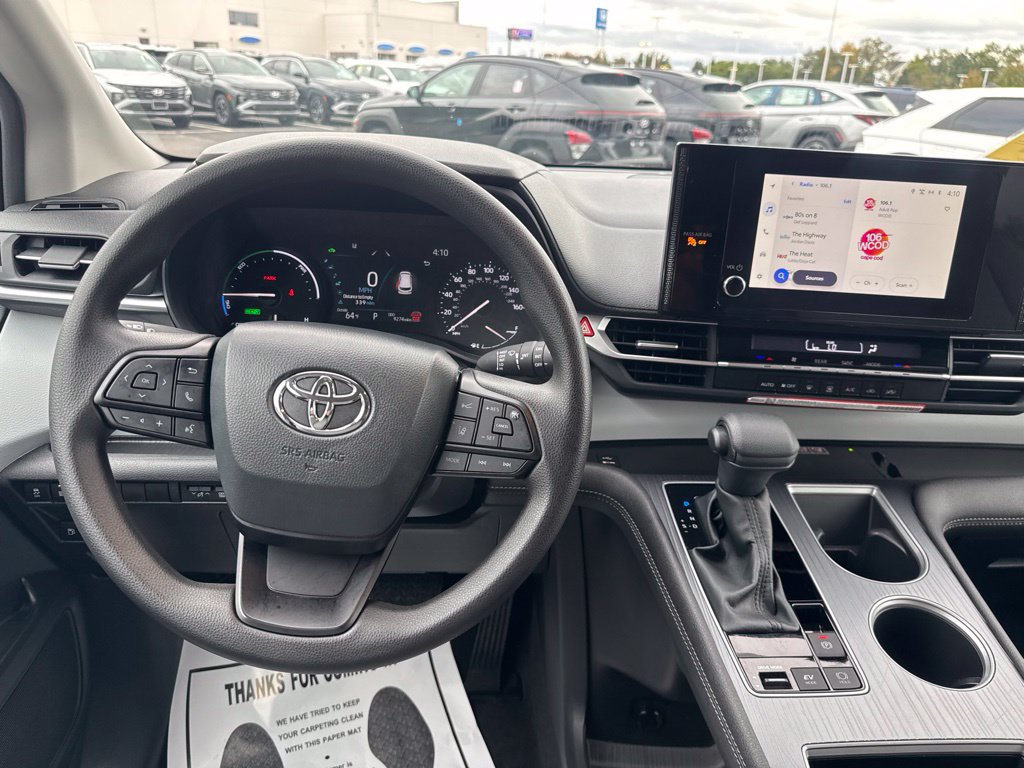 Used 2026 Toyota Sienna LE FWD image 30
