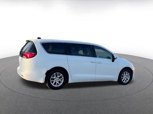 Used 2023 Chrysler Voyager LX image 11