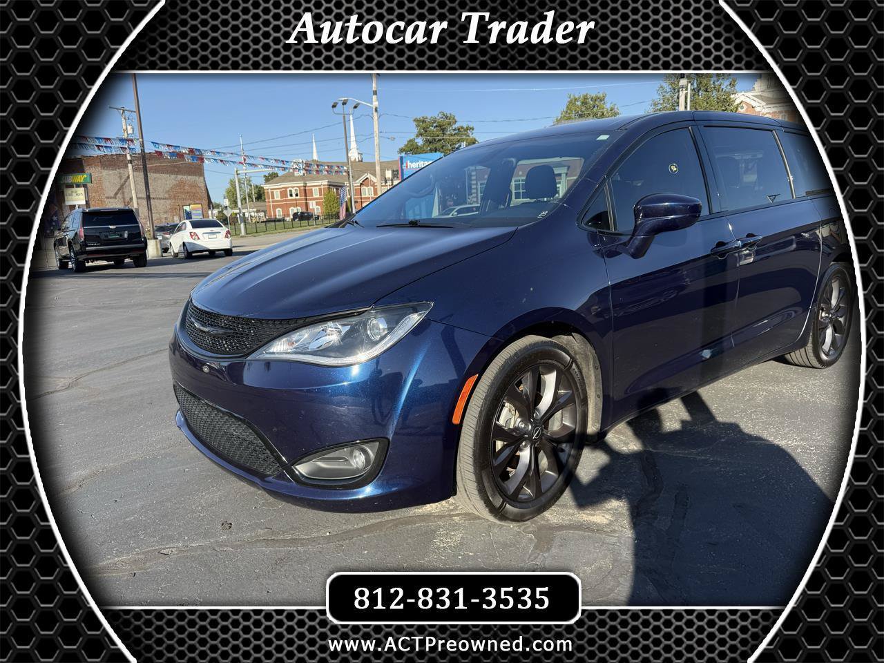 Used 2019 Chrysler Pacifica Touring Plus w/ S Appearance Package FWD image 1
