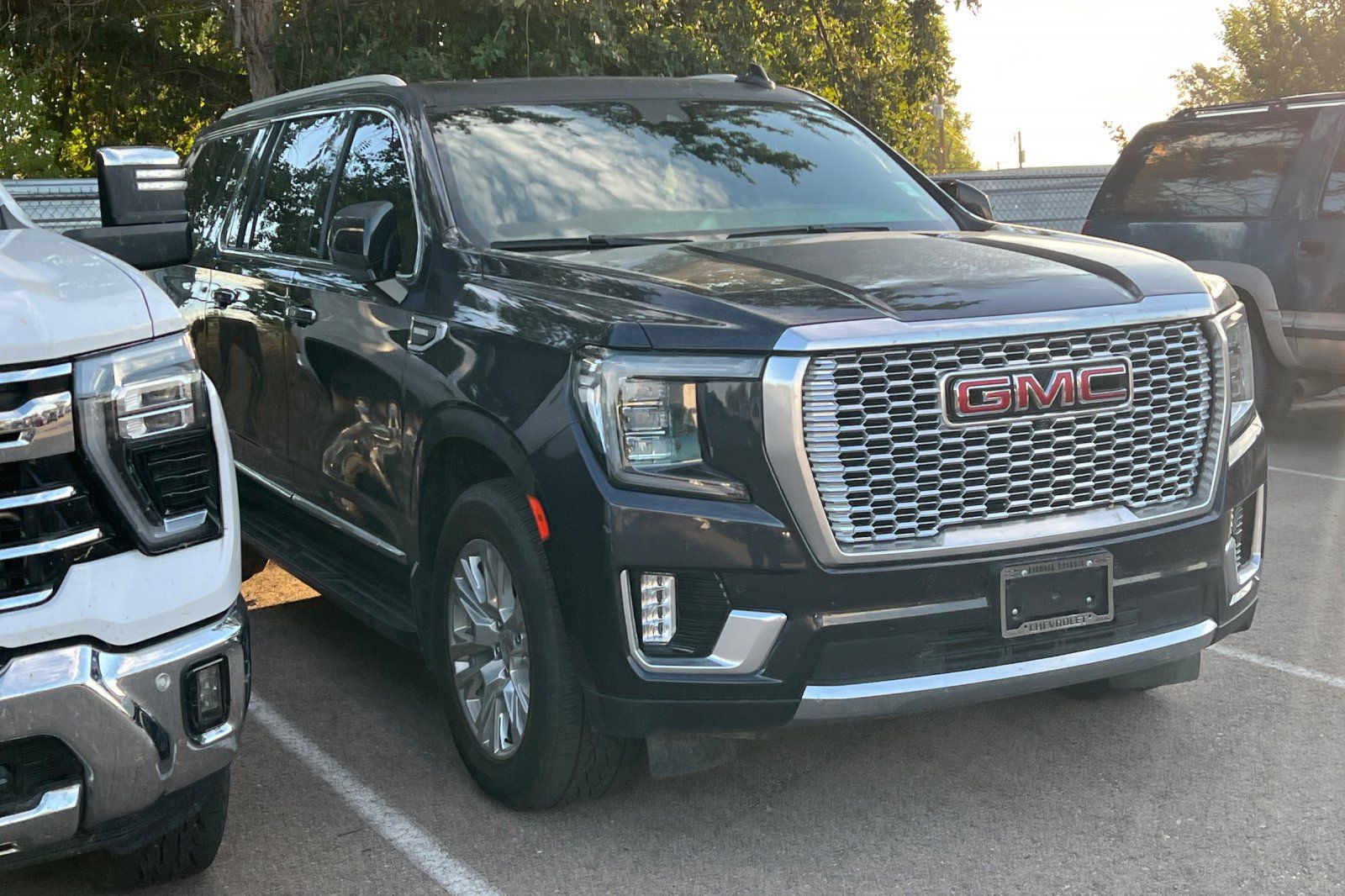 Used 2023 GMC Yukon XL Denali AWD/4WD image 2