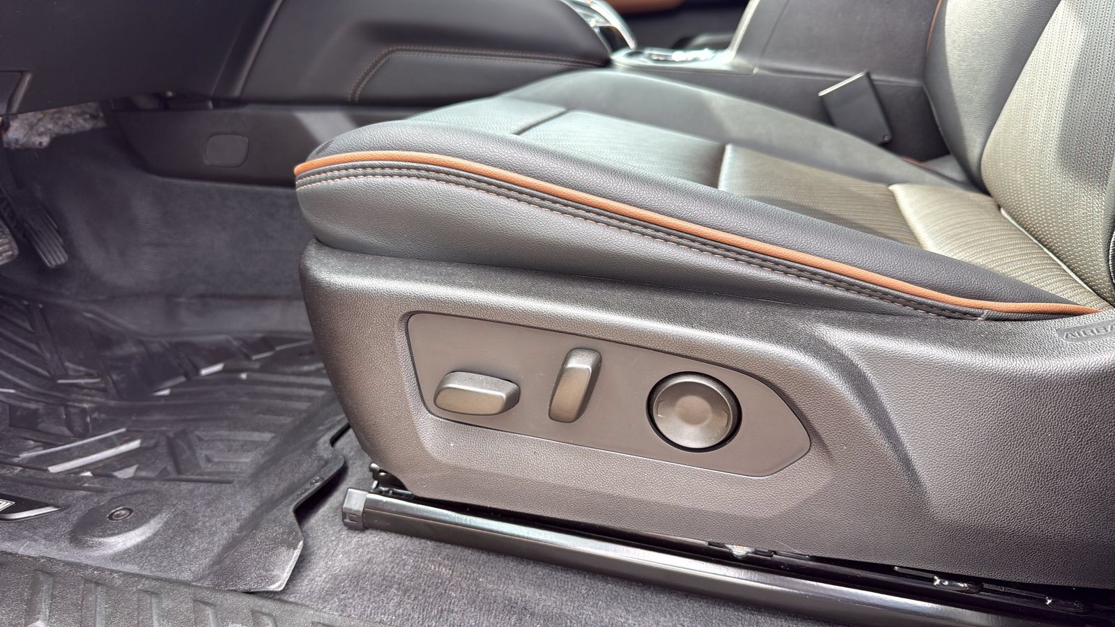 Used 2024 GMC Canyon AT4 w/ AT4 Premium Package AWD/4WD image 10