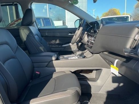 New 2025 Nissan Pathfinder SL w/ Black Appearance Package image 7