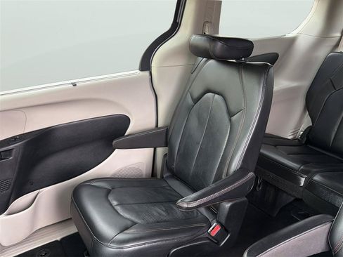 Used 2020 Chrysler Pacifica Touring-L FWD image 17