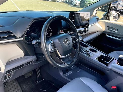 Certified 2023 Toyota Sienna XLE image 17