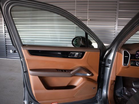 Certified 2023 Porsche Cayenne Turbo AWD/4WD image 25