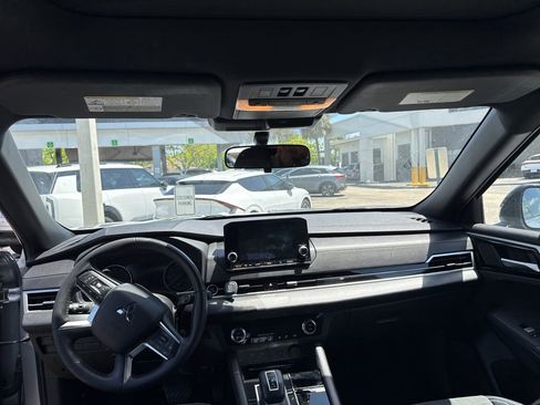 Used 2022 Mitsubishi Outlander SE image 6