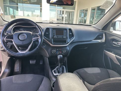 Used 2018 Jeep Cherokee Latitude w/ Altitude Package FWD image 14