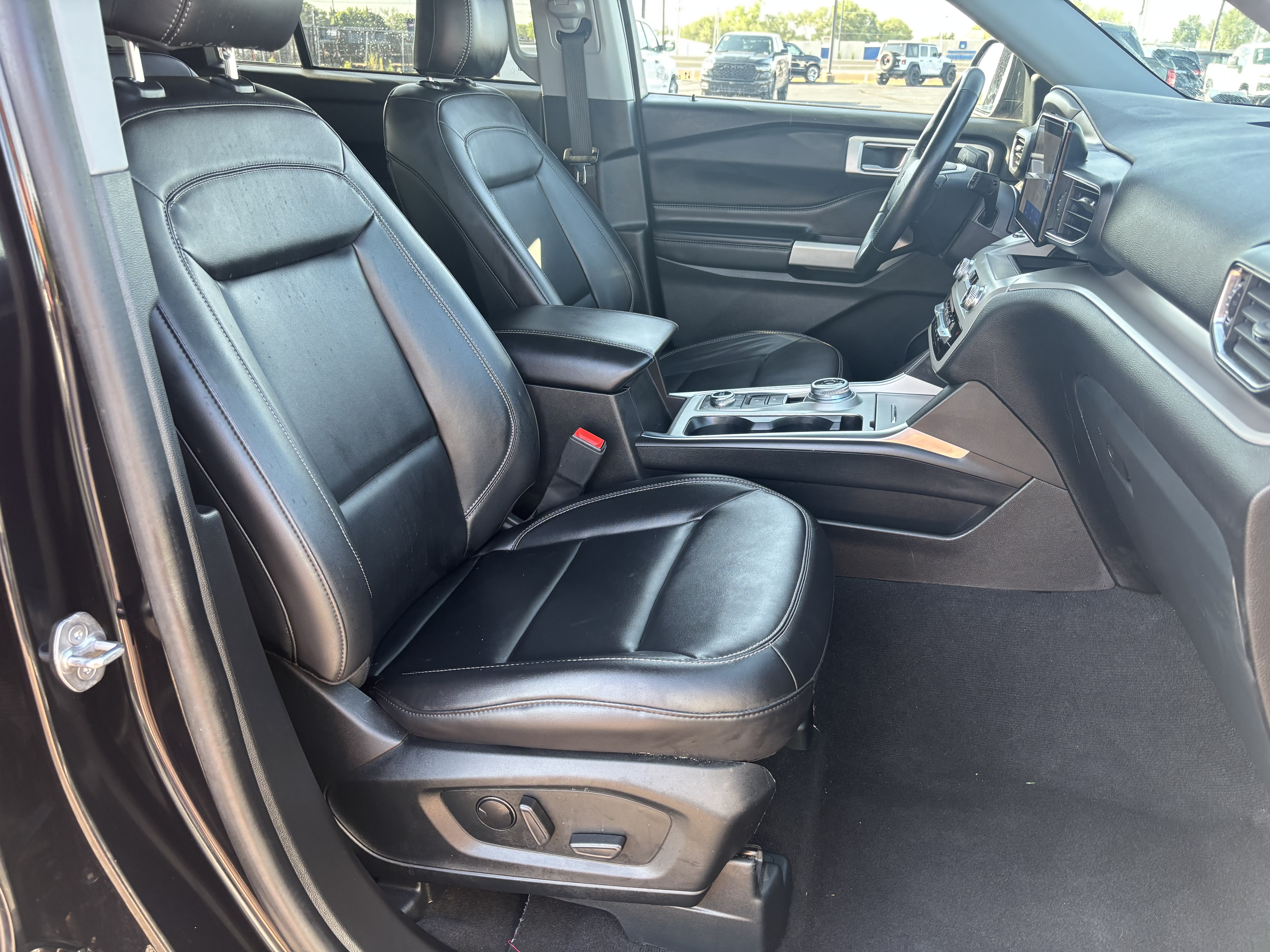 Used 2023 Ford Explorer XLT w/ Equipment Group 202A AWD/4WD image 28