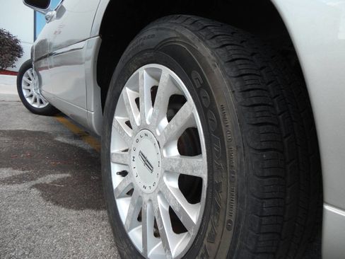 Used 2007 Lincoln Town Car Signature image 14