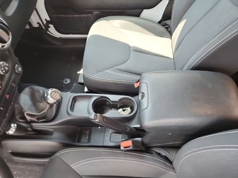 Used 2016 Jeep Wrangler Rubicon w/ Power Convenience Group AWD/4WD image 11