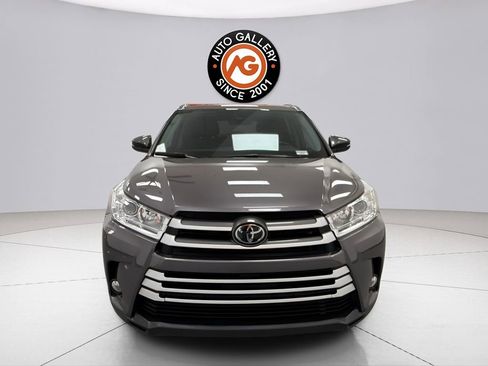 Used 2019 Toyota Highlander XLE image 2
