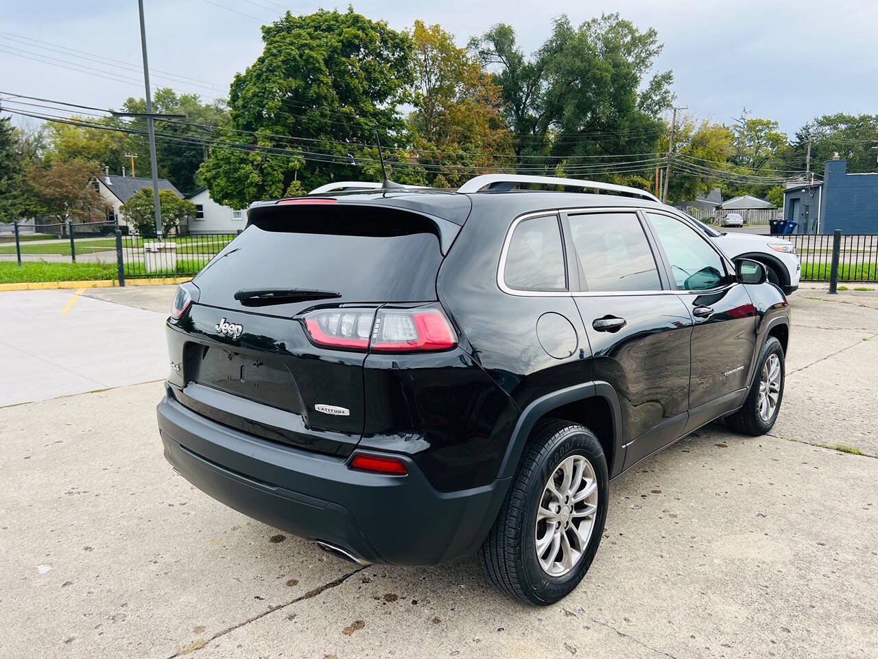 Used 2019 Jeep Cherokee Latitude Plus w/ Cold Weather Group AWD/4WD image 4