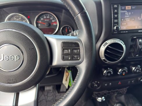 Used 2015 Jeep Wrangler Unlimited Rubicon image 16