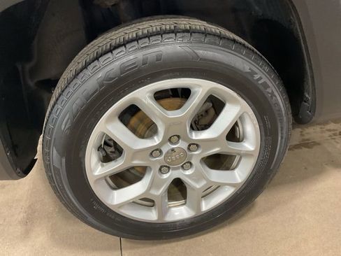 Used 2017 Jeep Renegade Latitude w/ Popular Equipment Group image 7