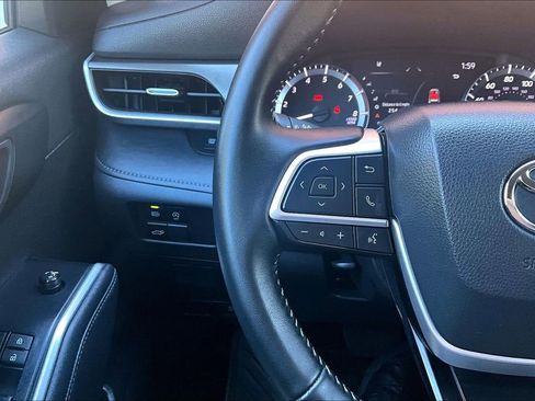 Used 2023 Toyota Highlander L image 25